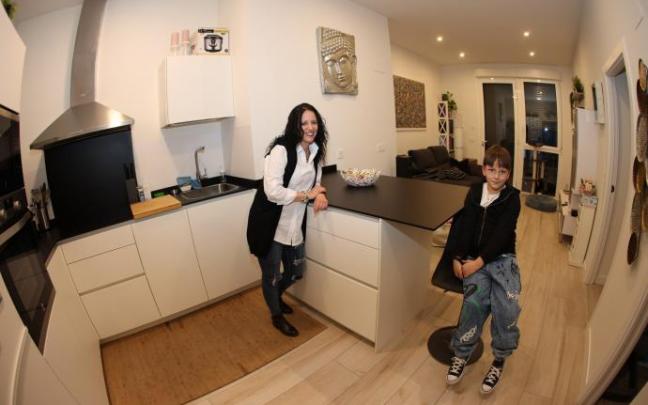 Carol Zamarreño, junto a su hijo, en la estacia principal de su vivienda en Azpilagaña. Carol Zamarreño, junto a su hijo, en la estacia principal de su vivienda en Azpilagaña.