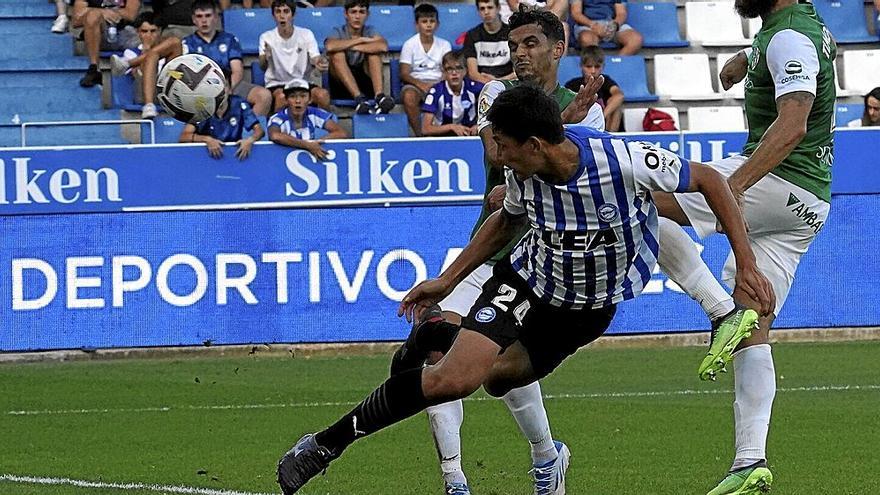 Taichi Hara cabecea un balón durante el último duelo entre el Deportivo Alavés y el Huesca disputado en Mendizorroza.