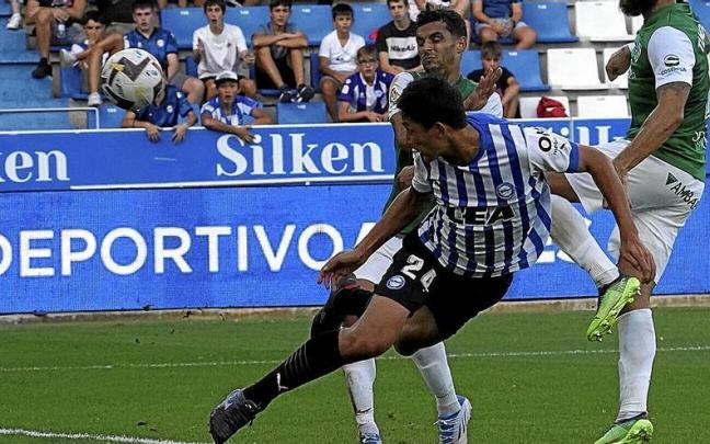 Taichi Hara cabecea un bal&oacute;n durante el &uacute;ltimo duelo entre el Deportivo Alav&eacute;s y el Huesca disputado en Mendizorroza.