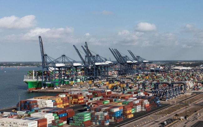 Vista general del puerto ingl&eacute;s de Felixstowe.