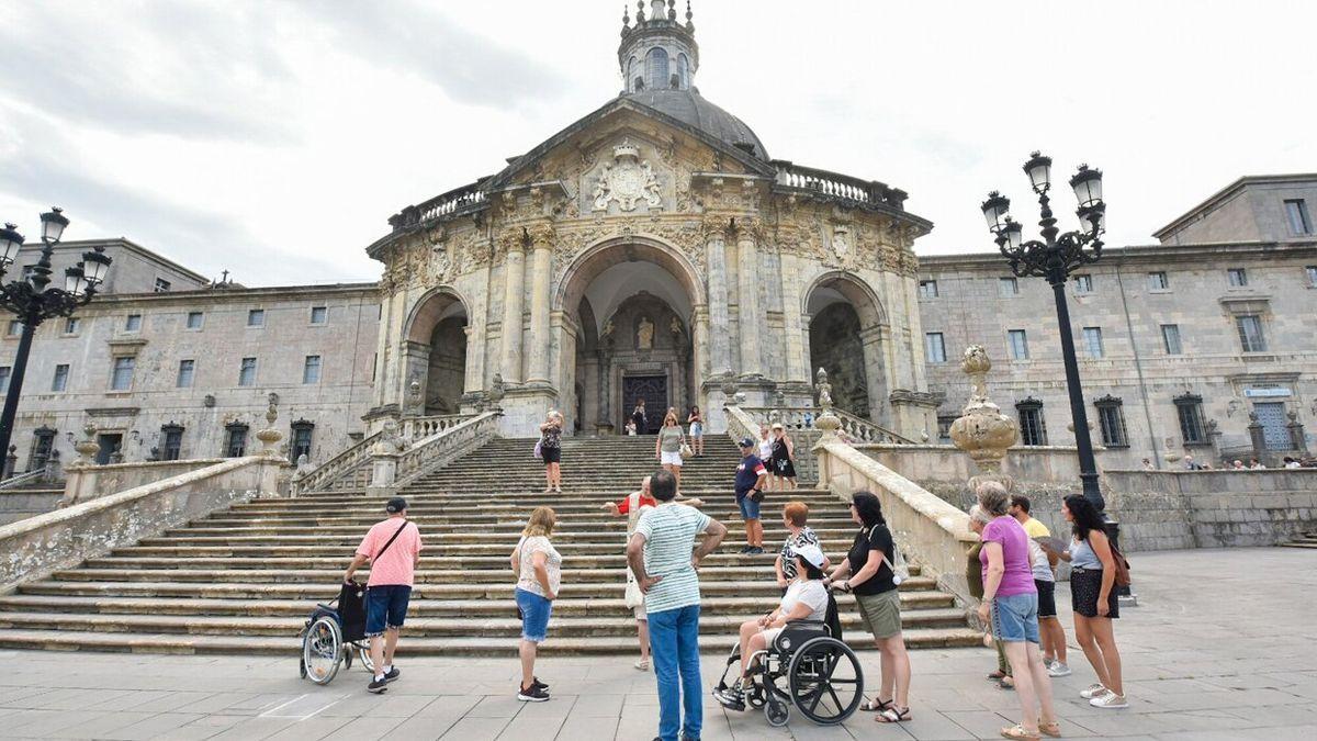 Turistas en la Basílica de Azpeitia