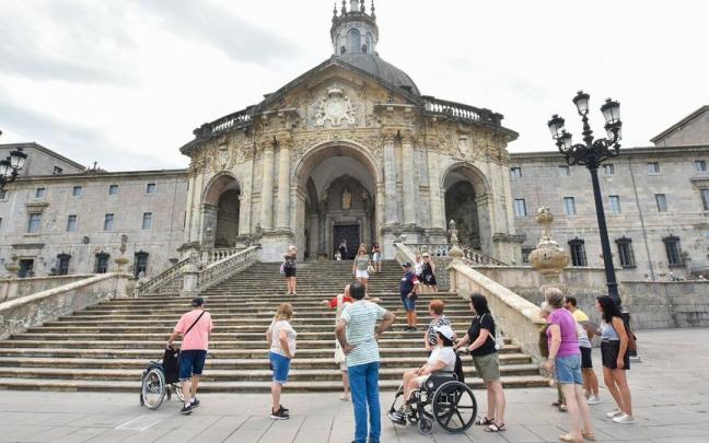 Turistas en la Basílica de Azpeitia Turistas en la Basílica de Azpeitia