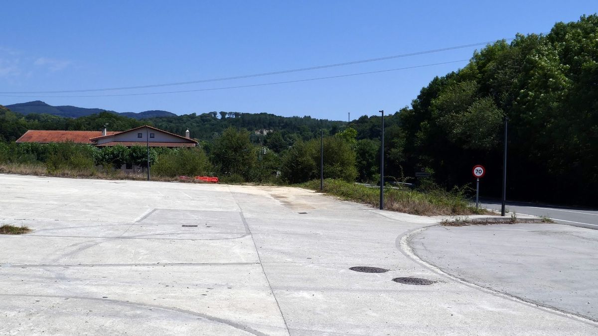 El &aacute;rea de autocaravanas est&aacute; junto a la sidrer&iacute;a, en la carretera a San Miguel.