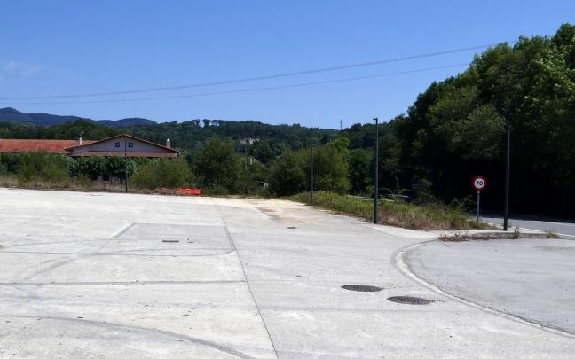El &aacute;rea de autocaravanas est&aacute; junto a la sidrer&iacute;a, en la carretera a San Miguel.