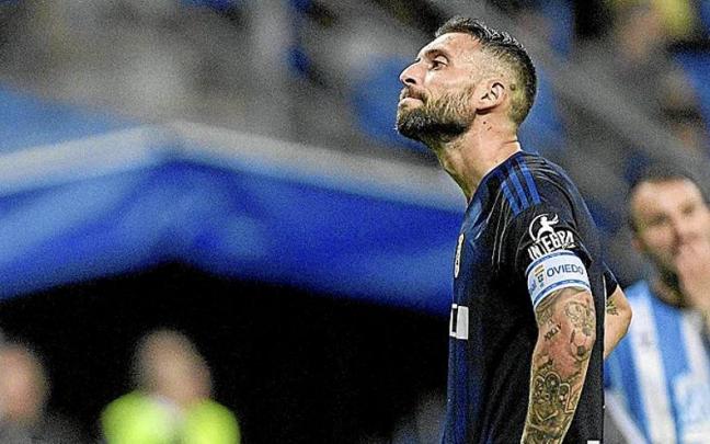 Borja Bastón se dispone a lanzar el penalti en la victoria carbayona ante el Málaga. Borja Bastón se dispone a lanzar el penalti en la victoria carbayona ante el Málaga.