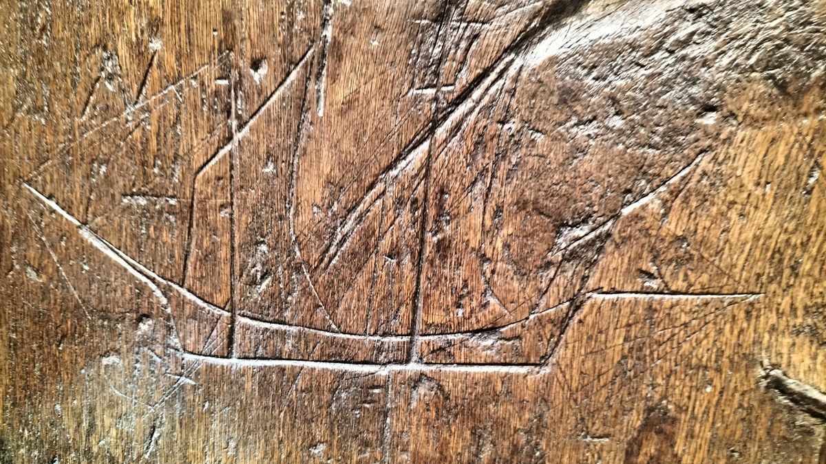 Detalle de una de las naves grabada en la puerta de San Julián.