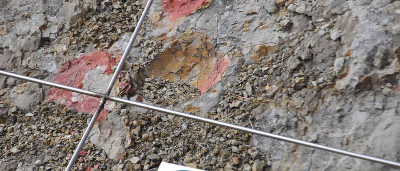 Una de las icnitas que se pueden contemplar desde el Mirador del Cretácico, en Coll de Nargó, uno delos atractivos dela Ruta de los Dinosaurios de Lleida.