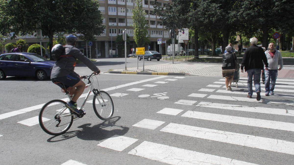 Un ciclista circula por un paso de cebra en la calle Miluze