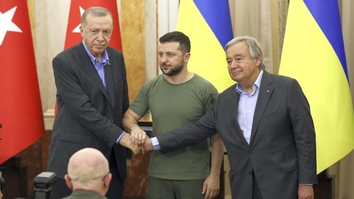 Recep Tayyip Erdogan, Volodímir Zelenski y António Guterres en su reunión de ayer.