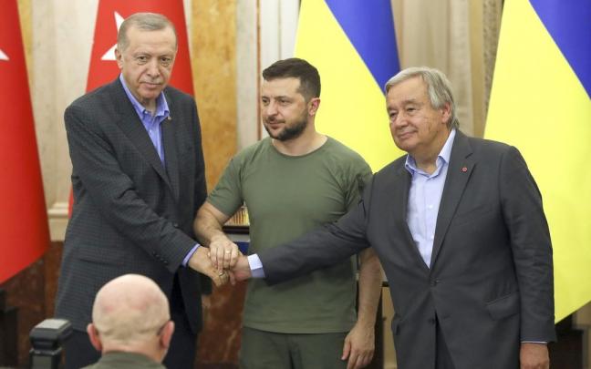 Recep Tayyip Erdogan, Volod&iacute;mir Zelenski y Ant&oacute;nio Guterres en su reuni&oacute;n de ayer.