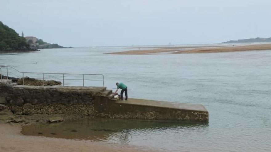 Imagen de archivo de un hombre pescando.