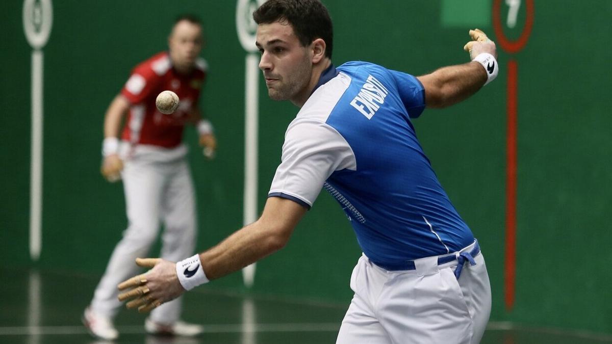 Hodei Exp&oacute;sito, en su debut como pelotari profesional, en el Beotibar de Tolosa