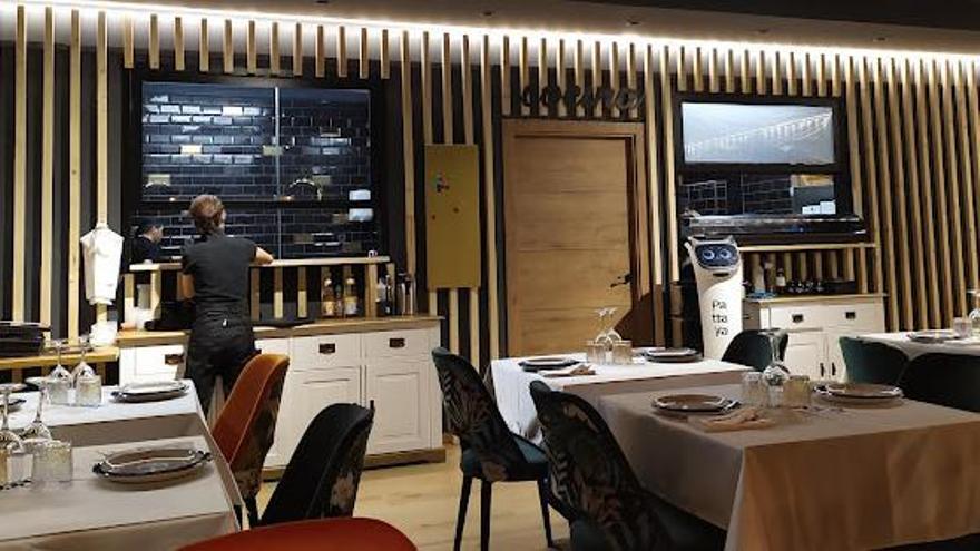 Interior del restaurante Pattaya de Vitoria con el robot listo para trabajar
