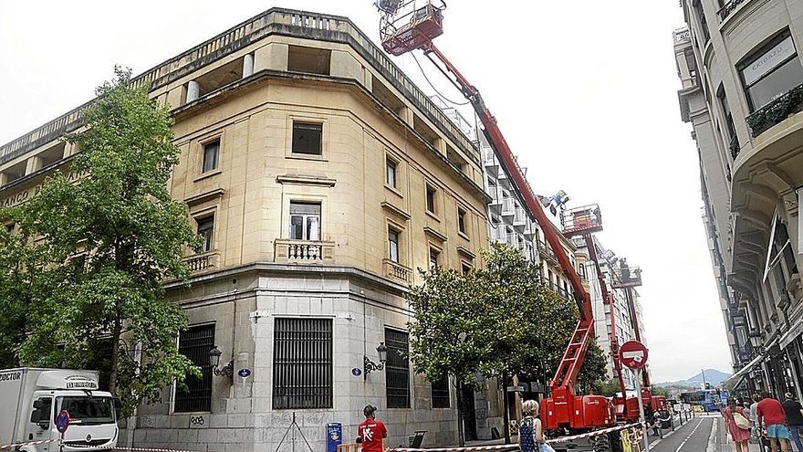 La calle Garibai, entre la Avenida y Andia, con una grúa para el rodaje que acoge. | FOTO: RUBEN PLAZA