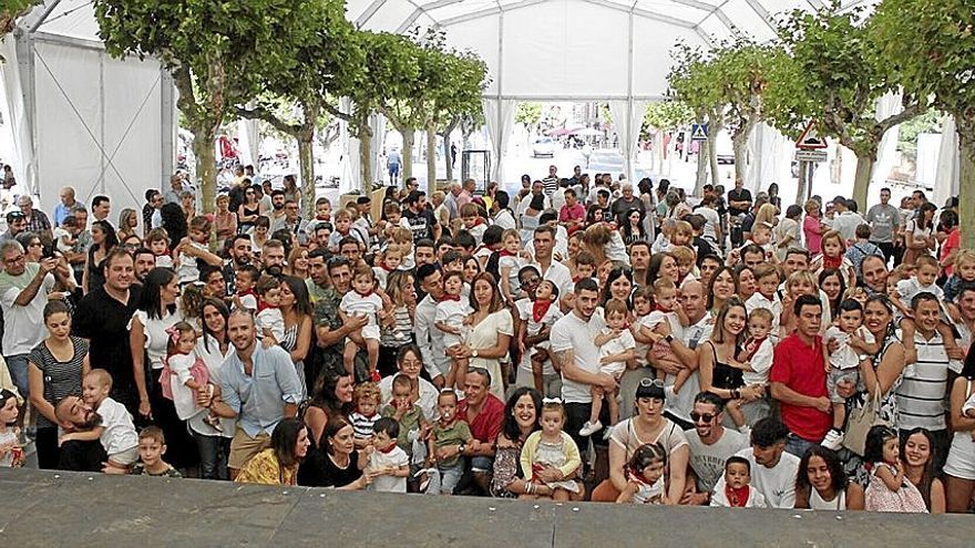 Los ni&ntilde;os y ni&ntilde;as nacidos entre septiembre de 2019 y septiembre de 2020 con sus padres y madres.