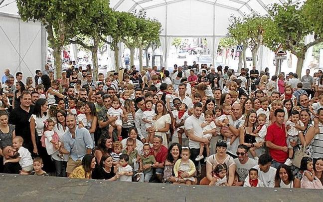 Los ni&ntilde;os y ni&ntilde;as nacidos entre septiembre de 2019 y septiembre de 2020 con sus padres y madres.