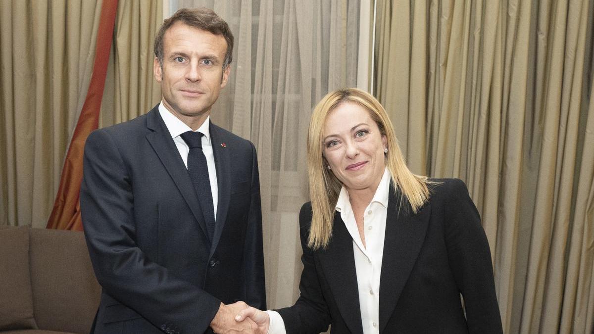 El presidente francés, Emmanuel Macron, y la primera ministra italiana, Giorgia Meloni.