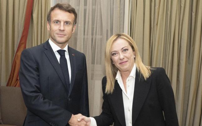 El presidente franc&eacute;s, Emmanuel Macron, y la primera ministra italiana, Giorgia Meloni.