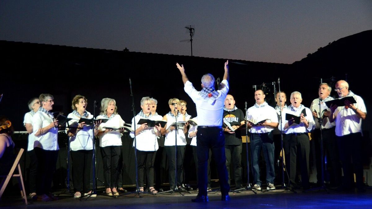 Amaiurko Gaztelu Taldea ‘Nafarroa Arragoa’ kantari.