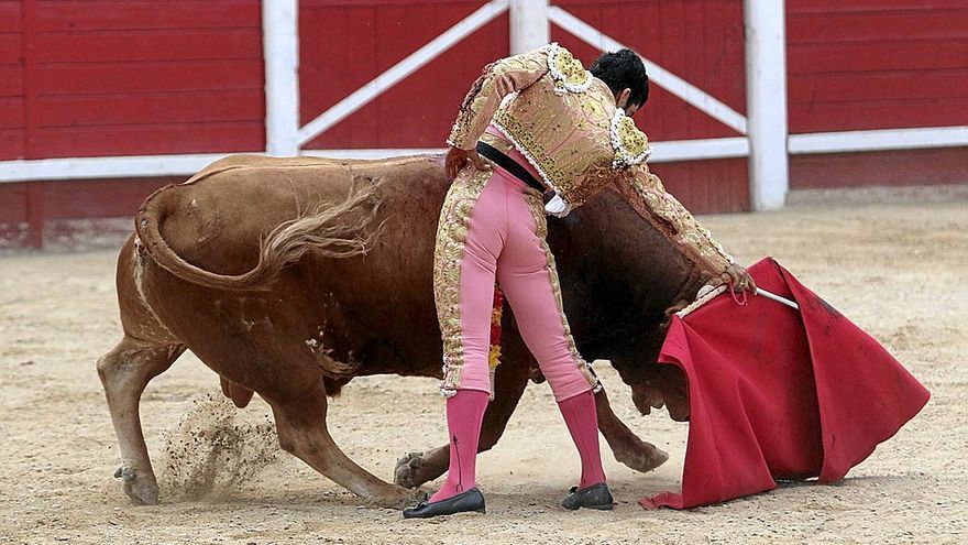 Francisco Javier Expósito cuajó una gran faena entonada por una complice solanera y la Banda Municipal con un enorme ‘Puerta Grade’, la que obtuvo merecidamente el torero.