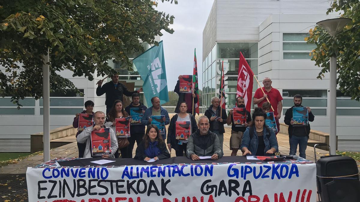 Rueda de prensa de los sindicatos hoy frente a la patronal Adegi en Donostia.