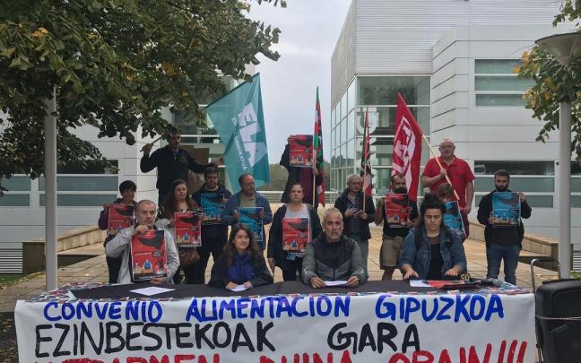 Rueda de prensa de los sindicatos hoy frente a la patronal Adegi en Donostia. Rueda de prensa de los sindicatos hoy frente a la patronal Adegi en Donostia.
