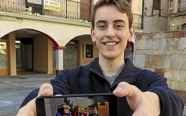 Ekain Agirre muestra uno de los v&iacute;deos en los que ha trabajado.