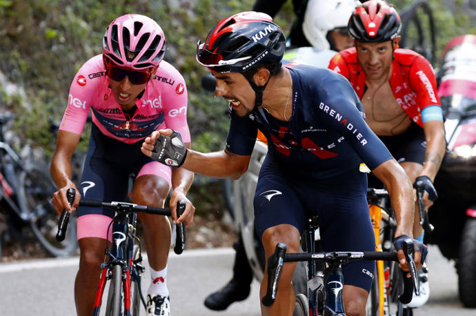 Daniel Felipe Martínez anima a Egan Bernal en la pasada edición del Giro.