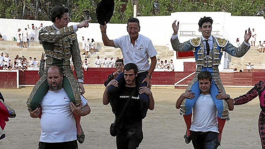 Desde la izquierda, el debutante Bruno Martínez, ‘El Cuervo’, mayoral del hierro de Hermanas Azcona, y Nabil Essaouari, sacados a hombros.