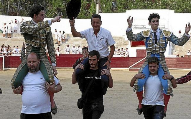 Desde la izquierda, el debutante Bruno Martínez, ‘El Cuervo’, mayoral del hierro de Hermanas Azcona, y Nabil Essaouari, sacados a hombros. Desde la izquierda, el debutante Bruno Martínez, ‘El Cuervo’, mayoral del hierro de Hermanas Azcona, y Nabil Essaouari, sacados a hombros.
