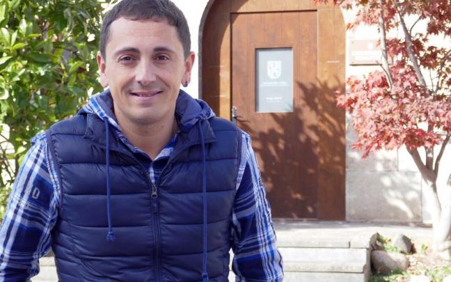 Gorka Azpiroz Razkin delante del Ayuntamiento de Lekunberri.