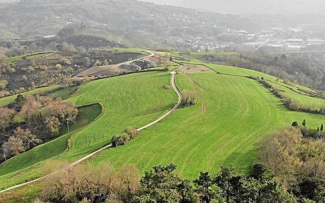 Vista a&eacute;rea de la loma de Antondegi, junto a Martutene