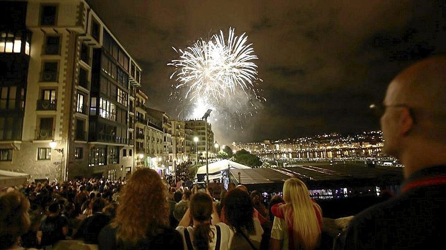 Japonesas en el cielo donostiarra. | FOTO: GORKA ESTRADA