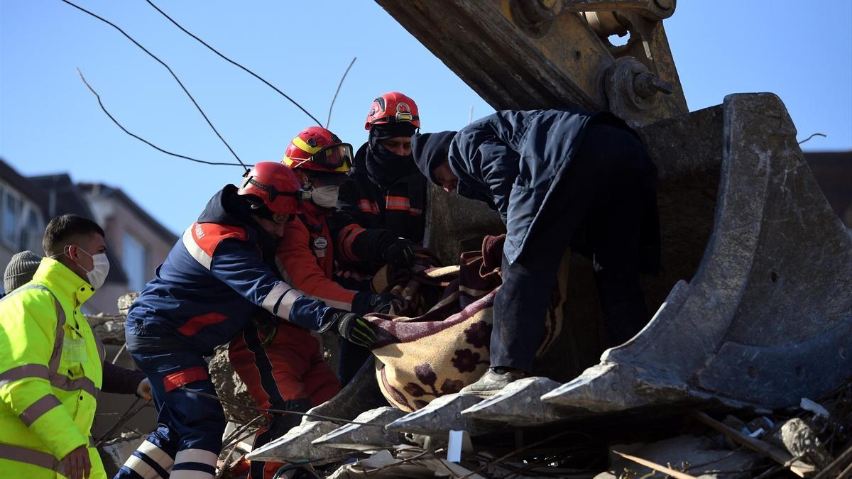 Un rescate tras el terremoto en Antioquía, Turquía.