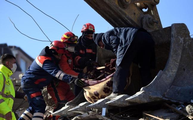 Un rescate tras el terremoto en Antioquía, Turquía.