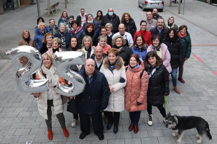 Los negocios de la Asociación de Comerciantes de Martín Azpilcueta posan con unos globos del 25 aniversario.