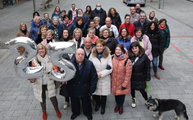 Los negocios de la Asociación de Comerciantes de Martín Azpilcueta posan con unos globos del 25 aniversario.
