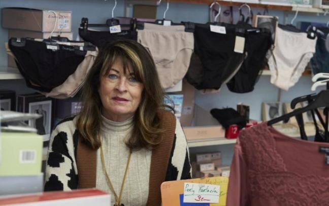 Marian Lecumberri, en la mercería que regenta en Noáin desde hace 55 años. Marian Lecumberri, en la mercería que regenta en Noáin desde hace 55 años.