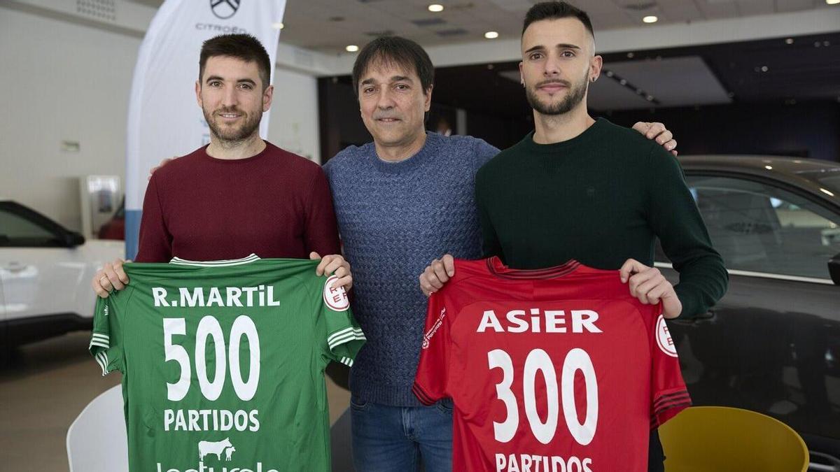 Roberto Martil (izquierda) y Asier Llamas, arropados por su entrenador, Imanol Arregui (centro).