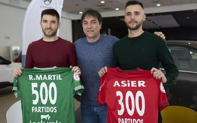 Roberto Martil (izquierda) y Asier Llamas, arropados por su entrenador, Imanol Arregui (centro). Roberto Martil (izquierda) y Asier Llamas, arropados por su entrenador, Imanol Arregui (centro).