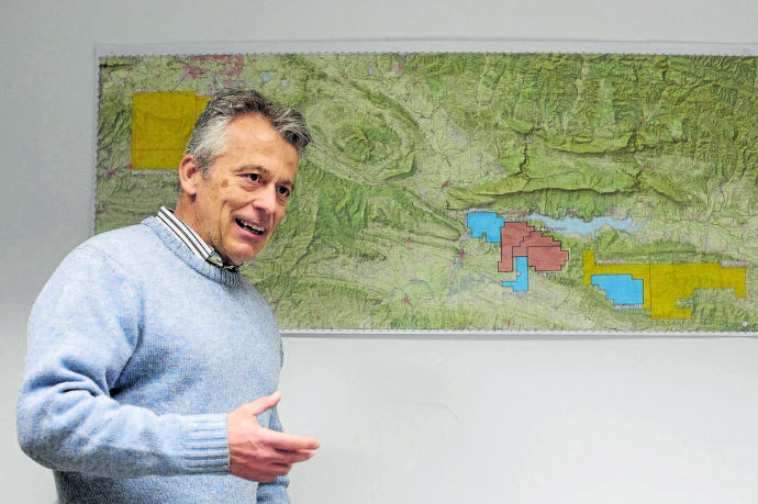 Ignacio Salazar, en la sede de Geoalcali, con el mapa de los yacimientos de potasa.