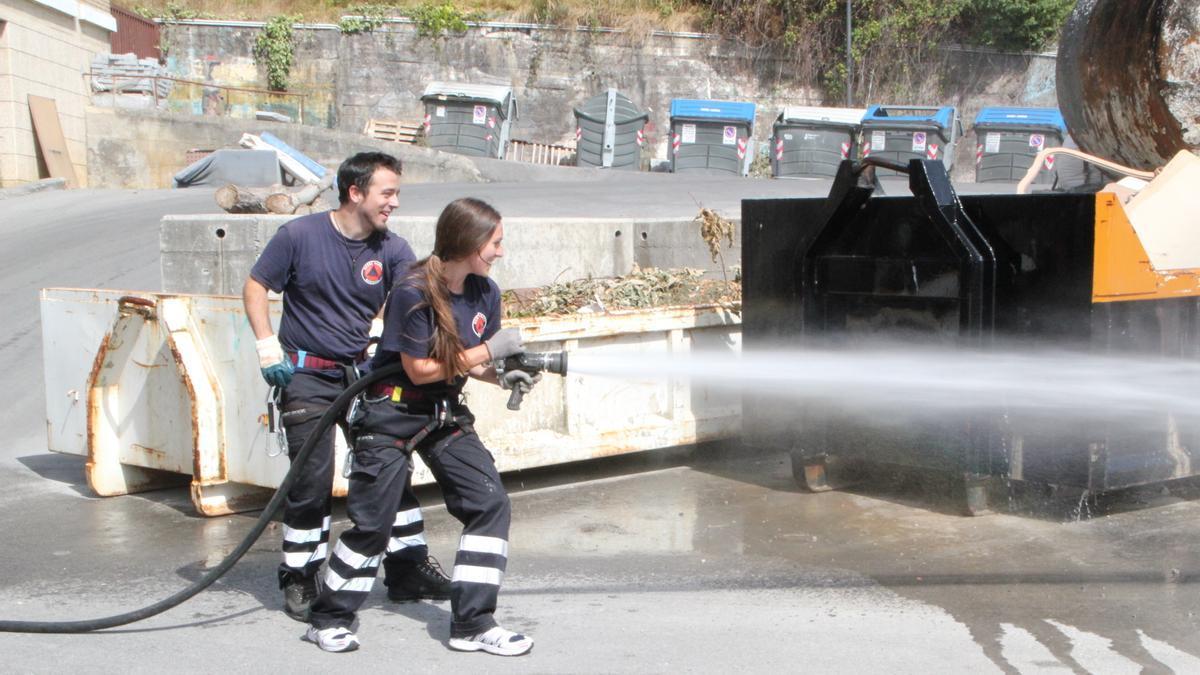 Dos voluntarios de Herri Babesa, trabajando.