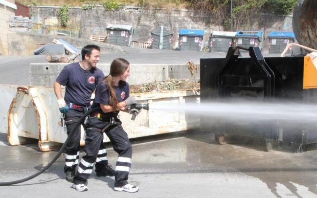 Dos voluntarios de Herri Babesa, trabajando.