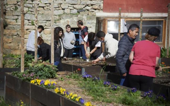 El huerto comunitario Piparrika organiza un auzolan para dar la bienvenida a la primavera y poner cultivos nuevos.