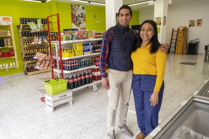 Gustavo Adolfo Collazos y Míriam Quiñones posan en La Económica, su tienda en la Rochapea.