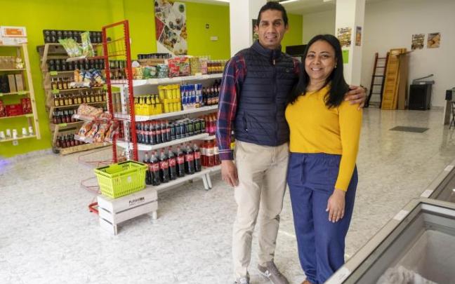 Gustavo Adolfo Collazos y Míriam Quiñones posan en La Económica, su tienda en la Rochapea.