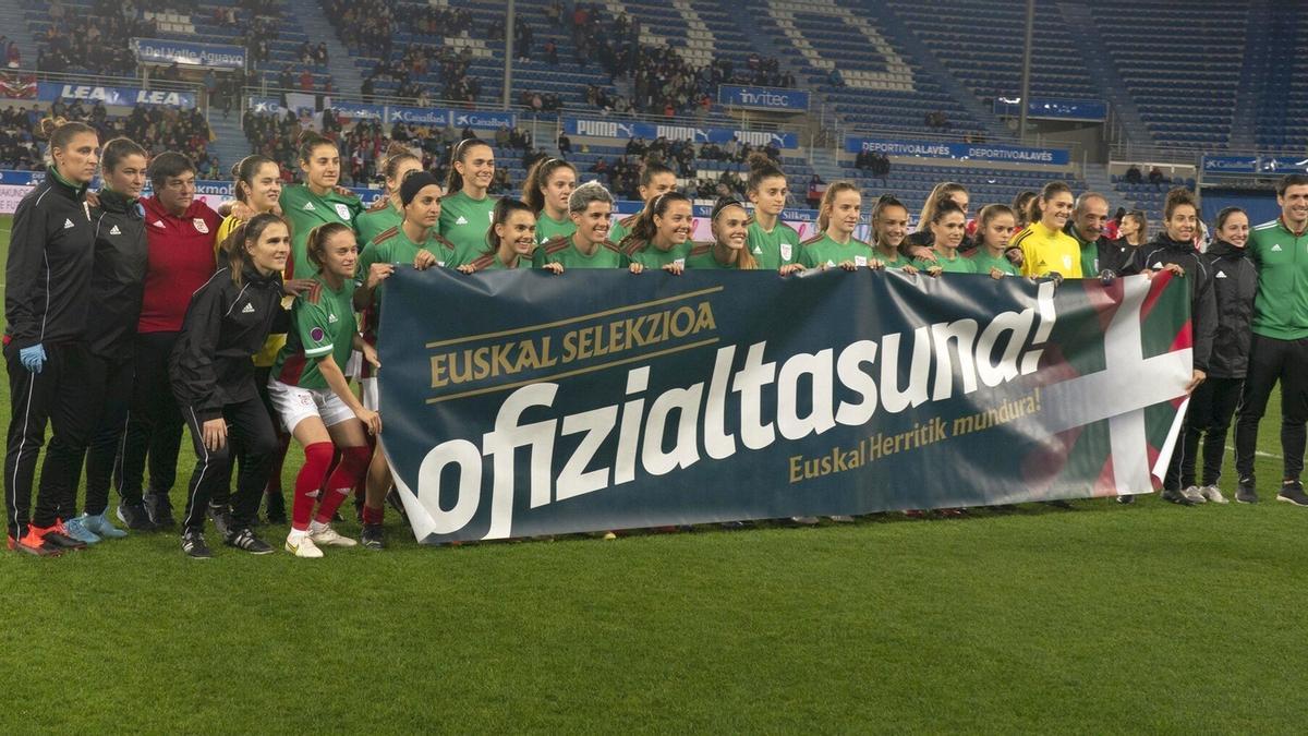 Las jugadoras portaron una pancarta en favor de la oficialidad de las selecciones vascas.
