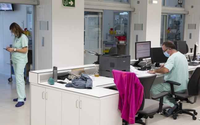 Personal sanitario en el puesto de control de la UCI.