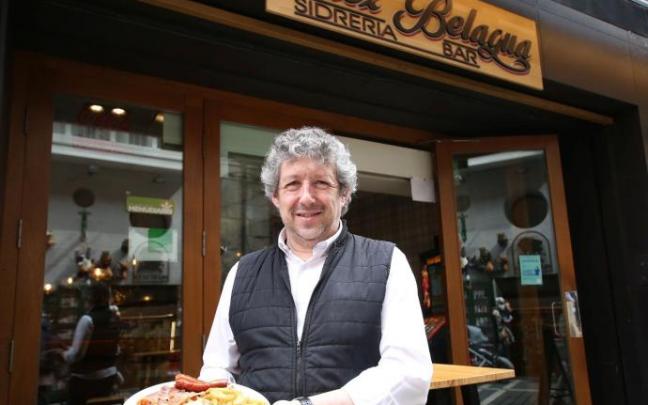 Juan Carlos Oroz, encargado de la sidrería Chez Belagua, en la Estafeta, muestra el típico 'almuercico'.
