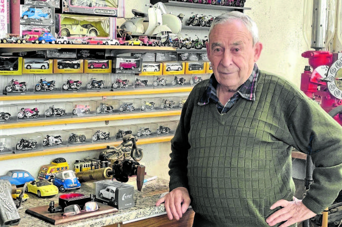 El adrianés Jesús Martínez Ros 'Patri' posa junto a parte de la colección de coches y motos en miniatura que tiene en su haber.